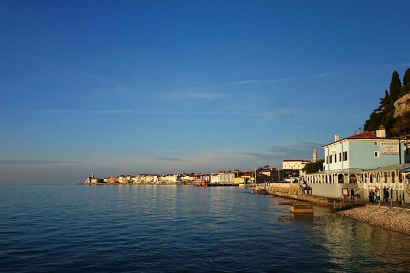 Die langgestreckte Uferpromenade von Piran