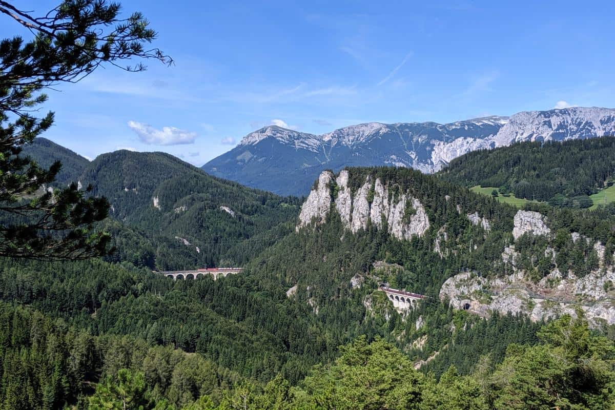 Der Bahnwanderweg Semmering eignet sich perfekt für einen Tagesausflug von Wien. Unsere Tipps für deine Route, einschließlich 20-Schilling-Blick.