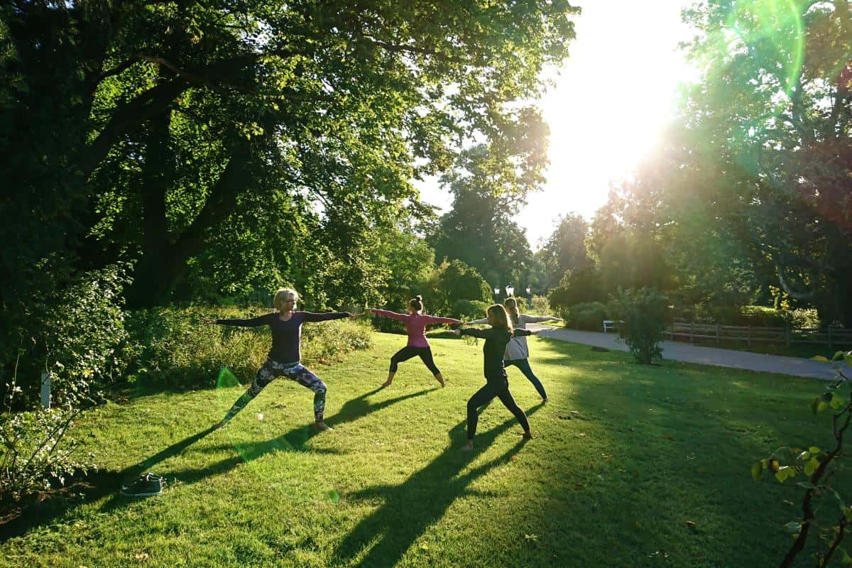 Sonniger Park während einer Yogaübung