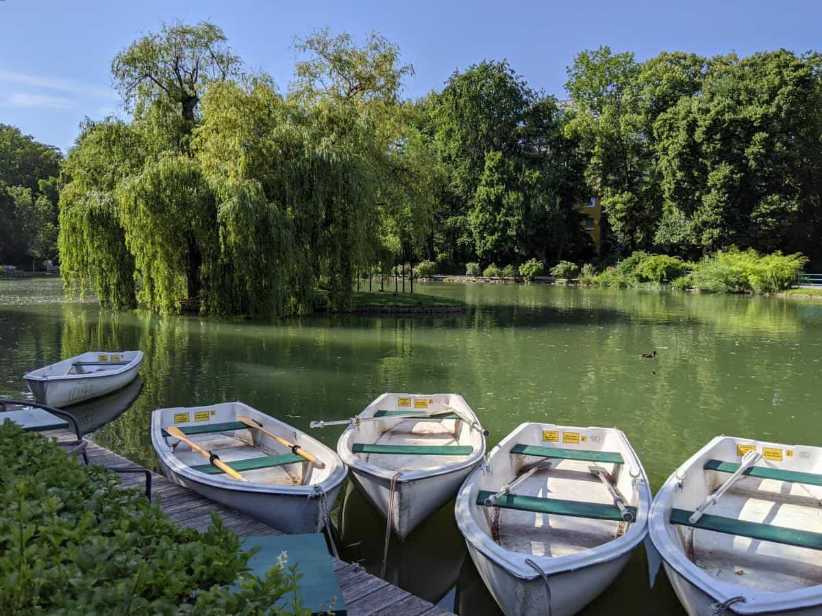 Ruderboote im Doblhoffpark