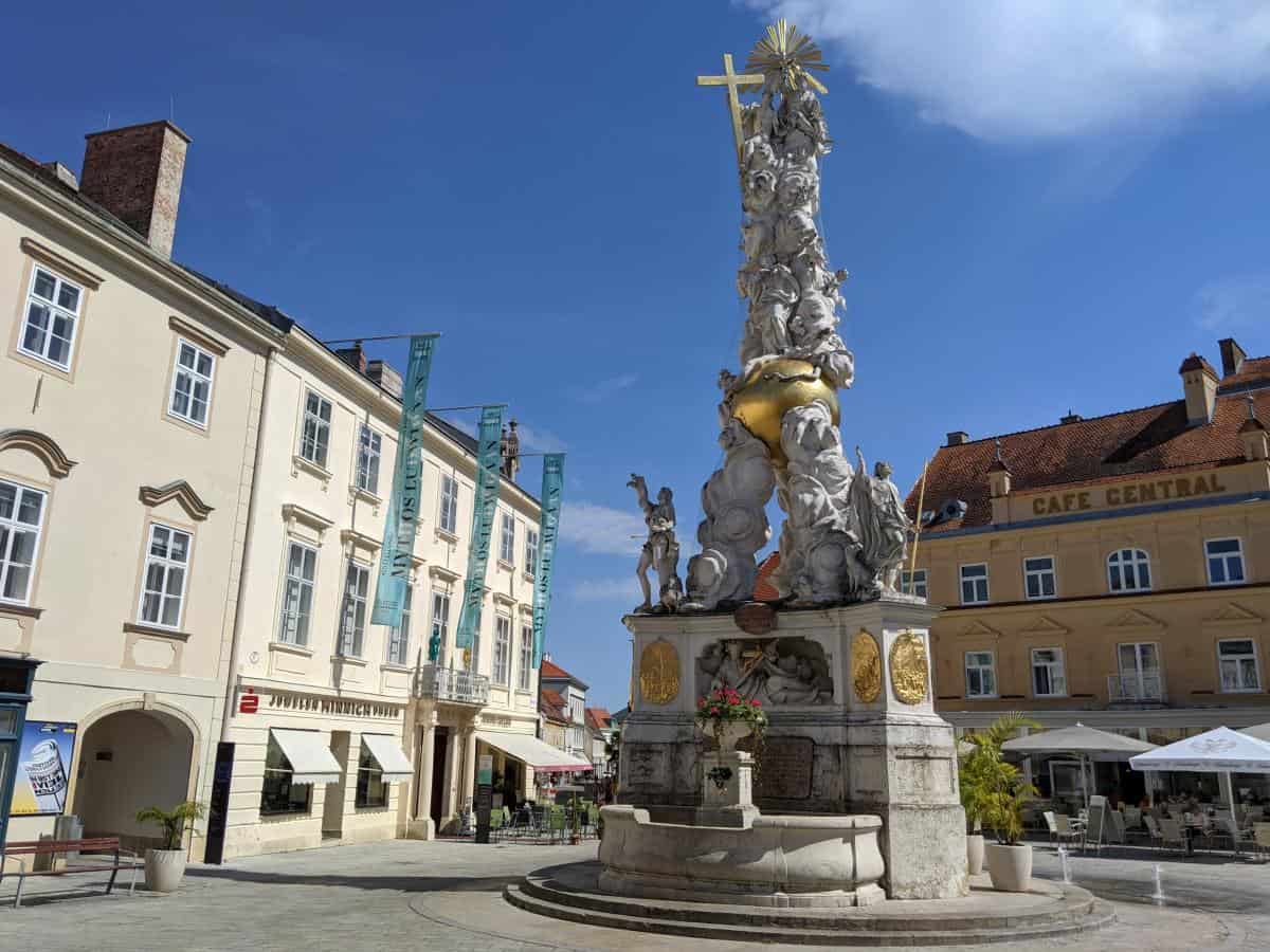 Hauptplatz mit Pestsäule in Baden bei Wien