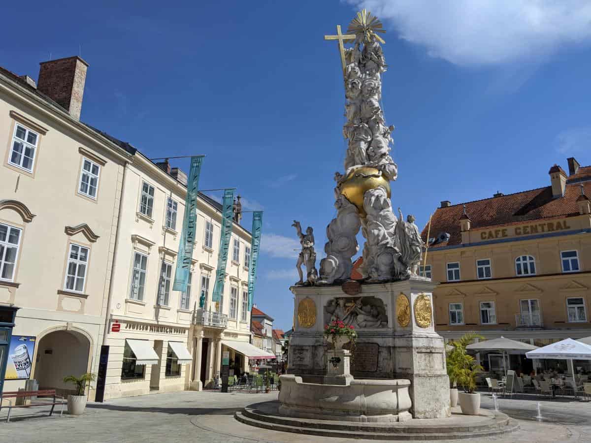 Hauptplatz mit Pestsäule in Baden bei Wien