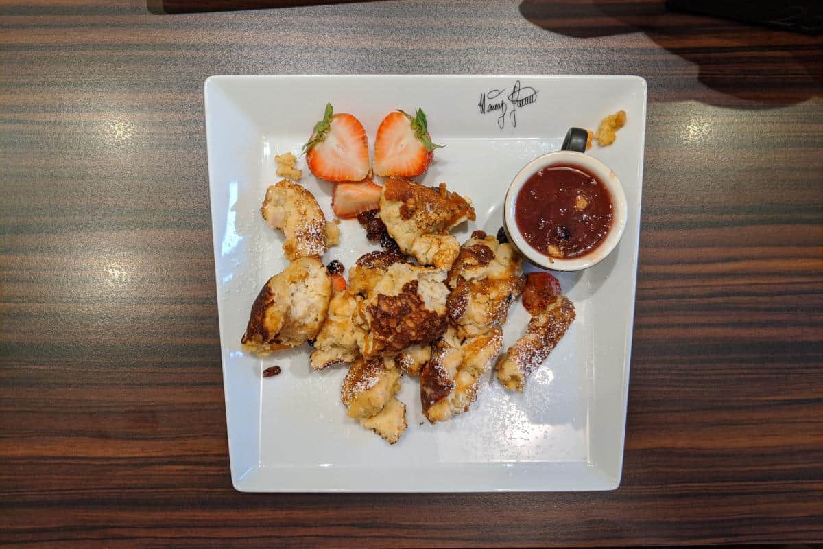 Kaiserschmarrn mit Erdbeeren und Zwetschkenröster bei Herwig Gasser in Baden