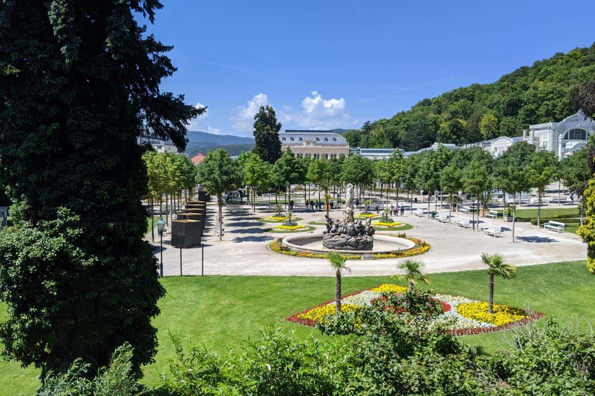 Die Kleinstadt Baden liegt 30 Kilometer südlich von Wien und ist ein unterschätztes Reiseziel. Wir zeigen dir das reichhaltige Angebot an Genuss und Kultur.