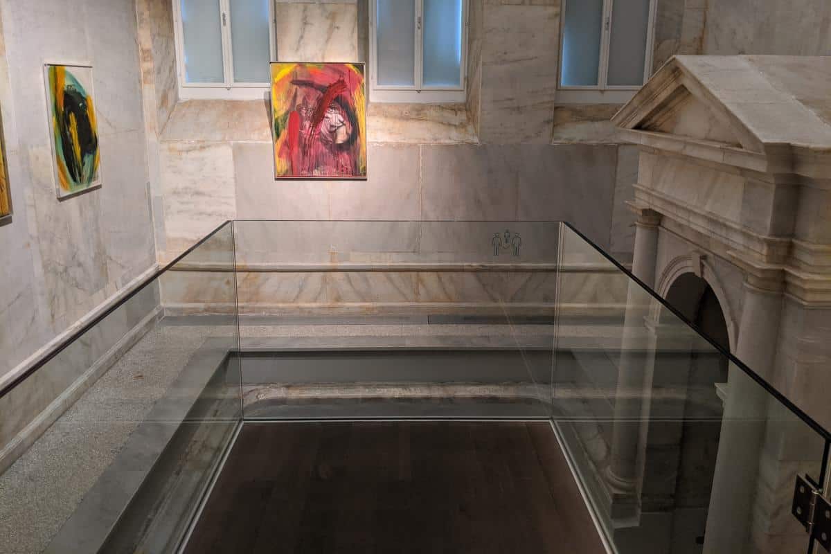 Schwimmbecken mit Bildern im Arnulf-Rainer-Museum Baden