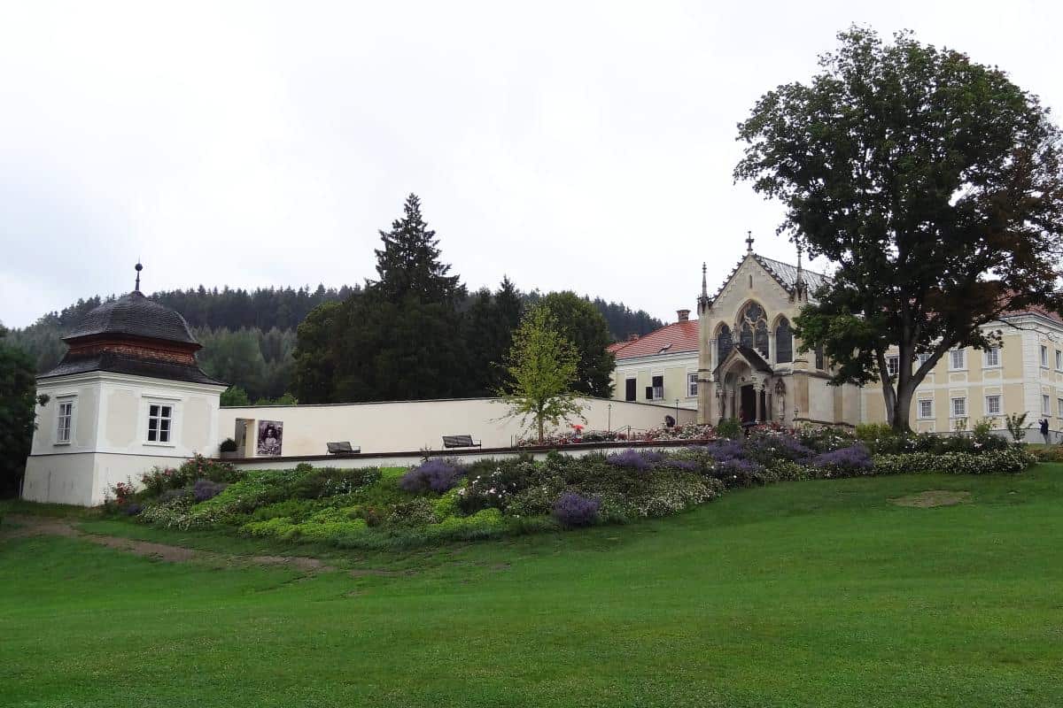 Blick auf das Jagdschloss Mayerling