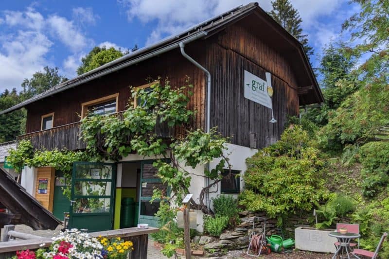 Hofgebäude der Edelbrennerei Graf im Almenland