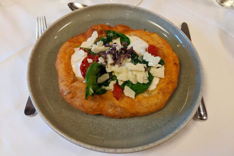Langos mit Ziegenkäse und Gemüse