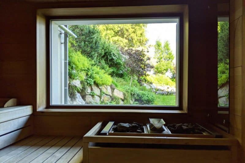 Sauna mit Gartenblick im Naturhotel Bauernhofer