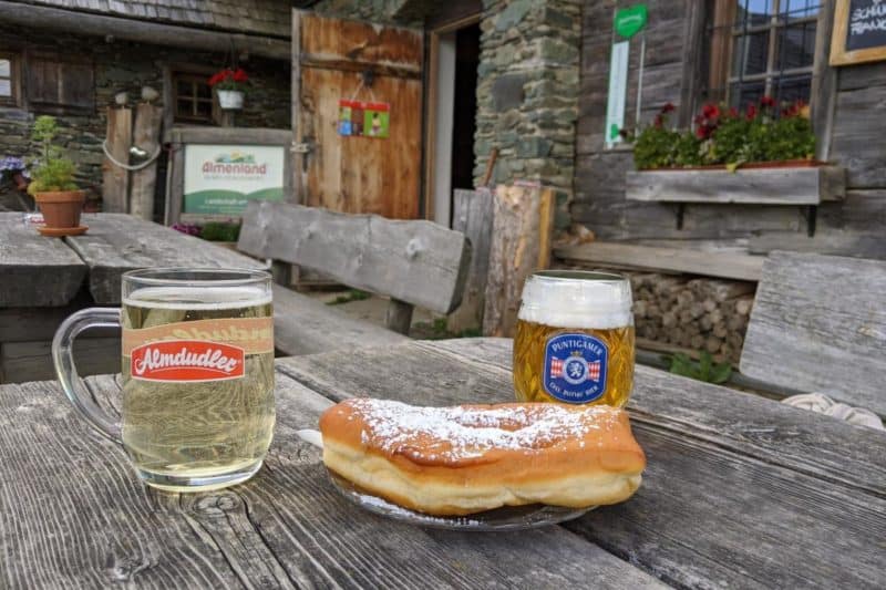 Straube mit Getränken in der Stoakogelhütte