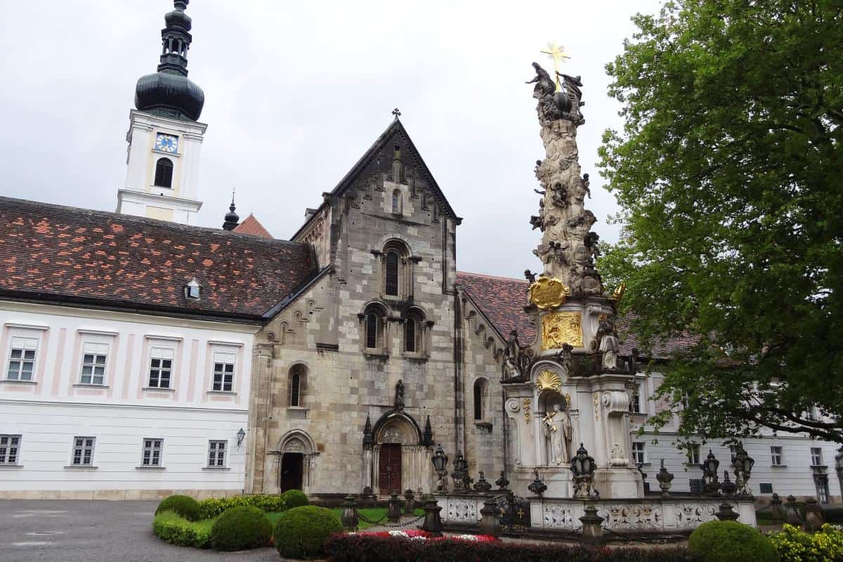 Innenhof mit Pestsäule und Kirche im Stift Heiligenkreuz