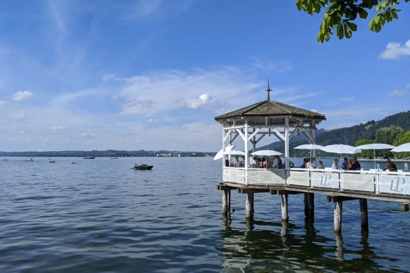 Blick auf den Fischersteg im Bodensee in Bregenz