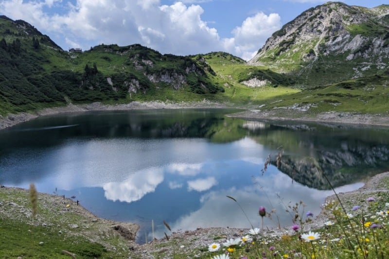 Blick auf den Formarinsee und die Freiburger Hütte in der Alpenregion Vorarlberg