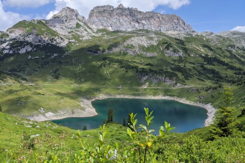 Blick auf den Formarinsee und die Rote Wand in der Alpenregion Vorarlberg