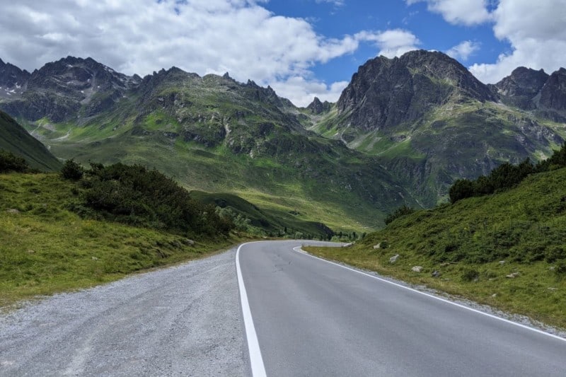 Bergfahrt auf der Silvretta-Hochalpenstraße im Montafon