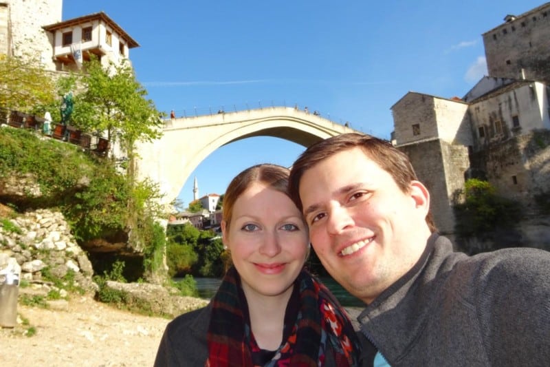 Wolfgang und Jessica vor der Alten Brücke in Mostar, Bosnien-Herzegowina