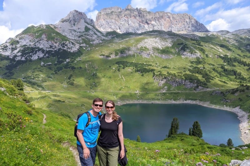 Wolfgang und Jessica vor dem Formarinsee in Vorarlberg, Österreich