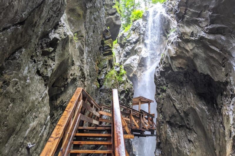 Holzsteg in der Sigmund-Thun-Klamm mit Wasserfall