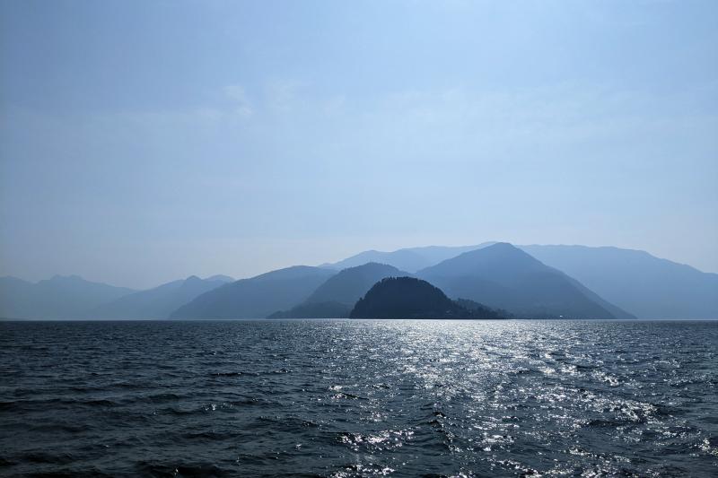 Blick auf die Seespitze Punta Spartivento mit Bergen im Hintergrund