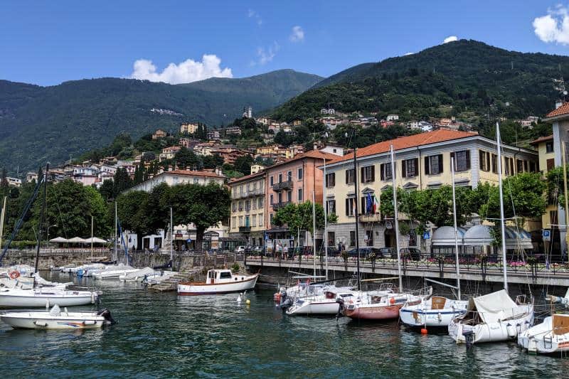 Hafen von Bellano mit Altstadtterrassen im Hintergrund