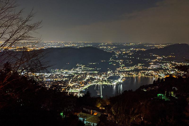 Nächtliche Lichter von Como und Umgebung von Brunate aus gesehen