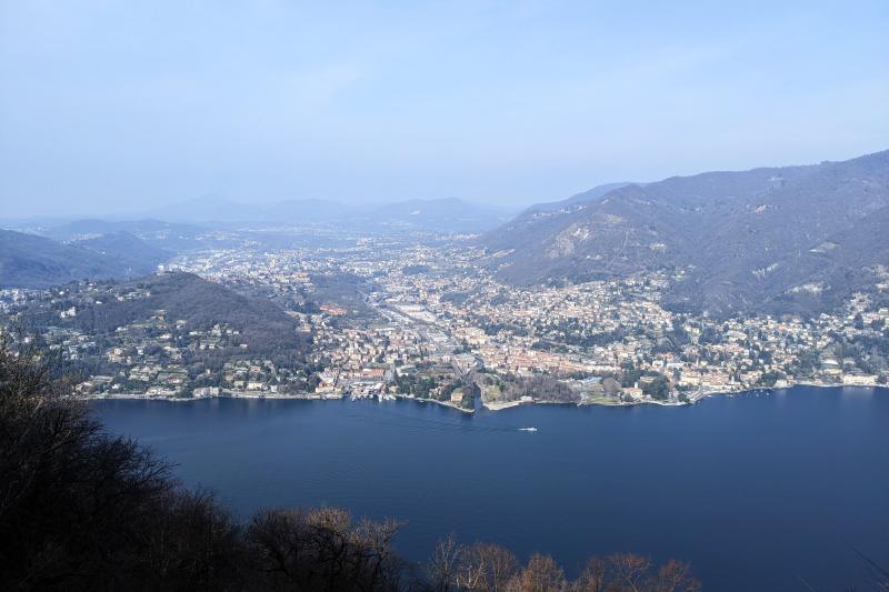 Blick über den Comer See und die Stadt Cernobbio