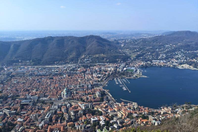 Blick auf die Altstadt von Como mit Dom und Comer See