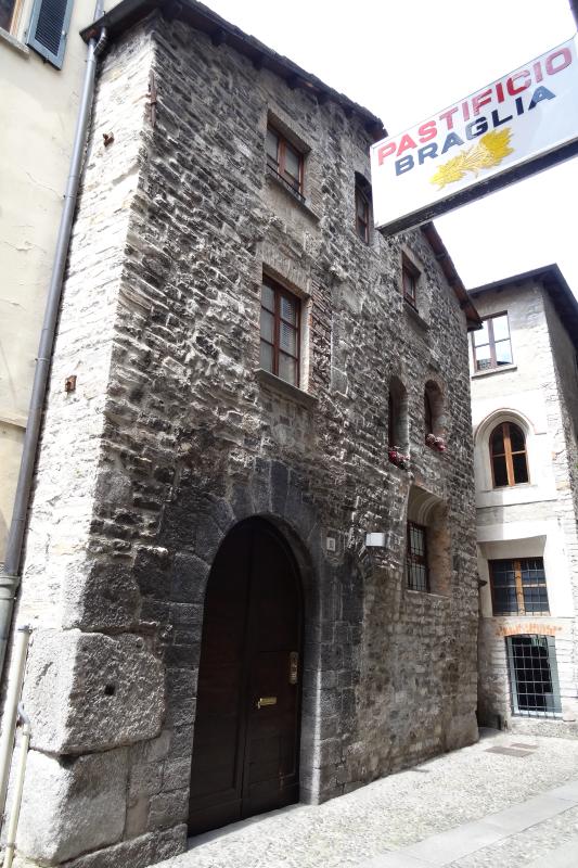 Ziegelsteingebäude in der Altstadt von Como