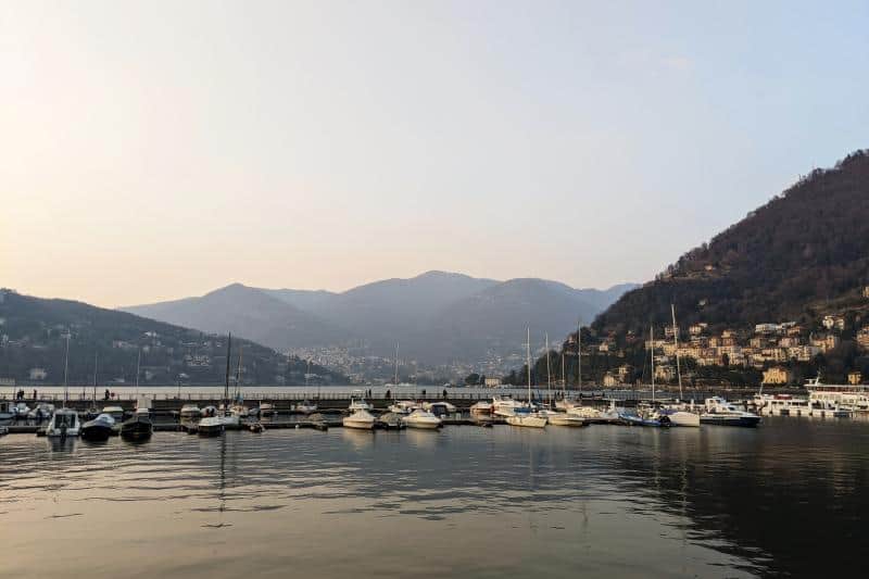 Blick auf den Comer See von der Uferpromenade Lungolario in Como