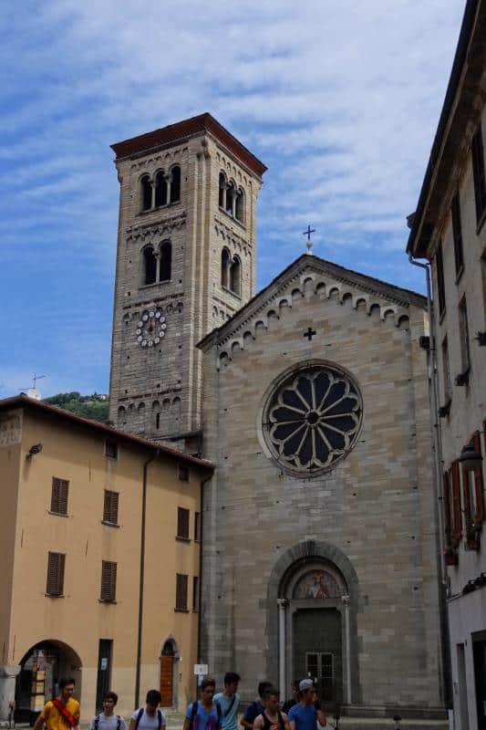 Kirchturm und Fassade der Basilica di San Fedele in Como