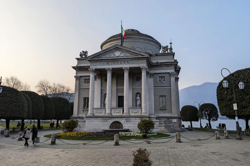 Tempio Voltiano in Como im Sonnenuntergang