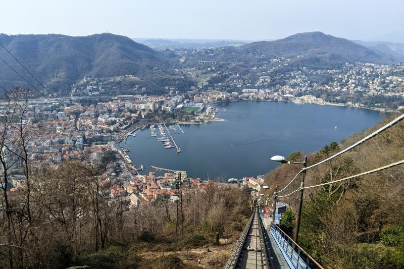 Aussicht von der Standseilbahn Funicolare Como-Brunate über die Altstadt von Como und den Comer See