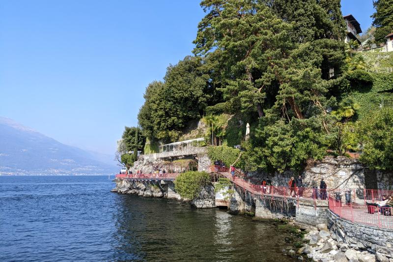 Die rot gezäunte Uferpromenade Passeggiata degli Innamorati in Varenna