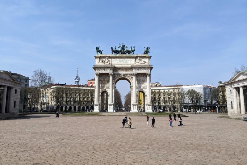 Blick über den Platz und den Triumphbogen Arco della Pace in Mailand