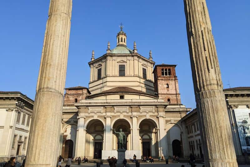 Zwei römische Säulen rahmen den Blick auf die Basilica di San Lorenzo