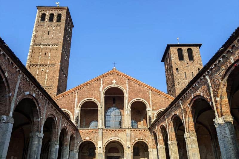 Atrium der Basilica Sant'Ambrogio in Mailand mit Blick auf die Fassade und die zwei Türme