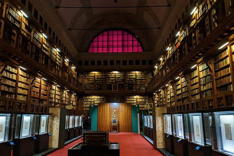 Bücherregale in der Biblioteca Ambrosiana in Mailand