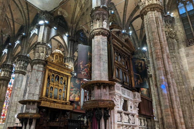 Blick auf die Orgel des Mailänder Doms mit bemalten Türen