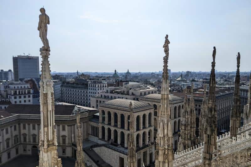 Aussicht vom Dom Richtung Süden mit Turmstatuen und Häusermeer