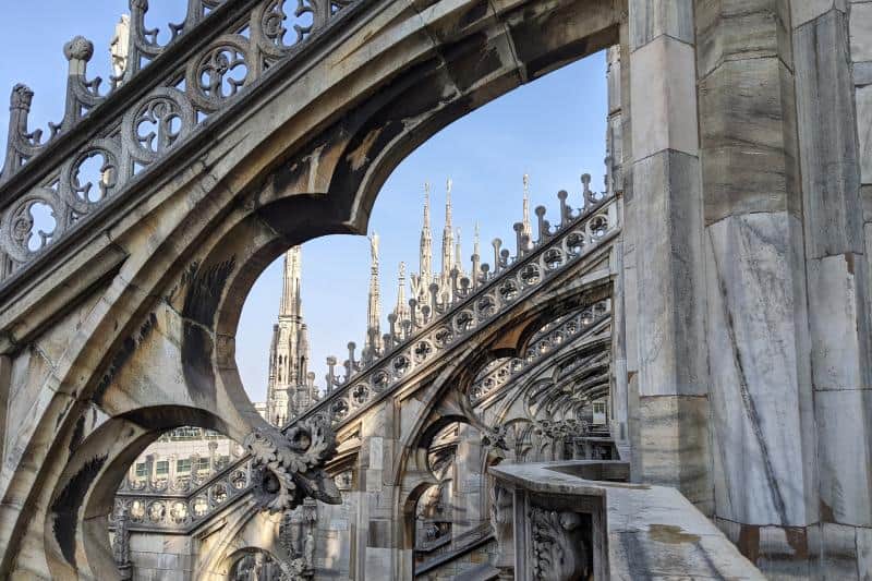Blick durch die verzierten Dachbögen der Domterrassen in Mailand
