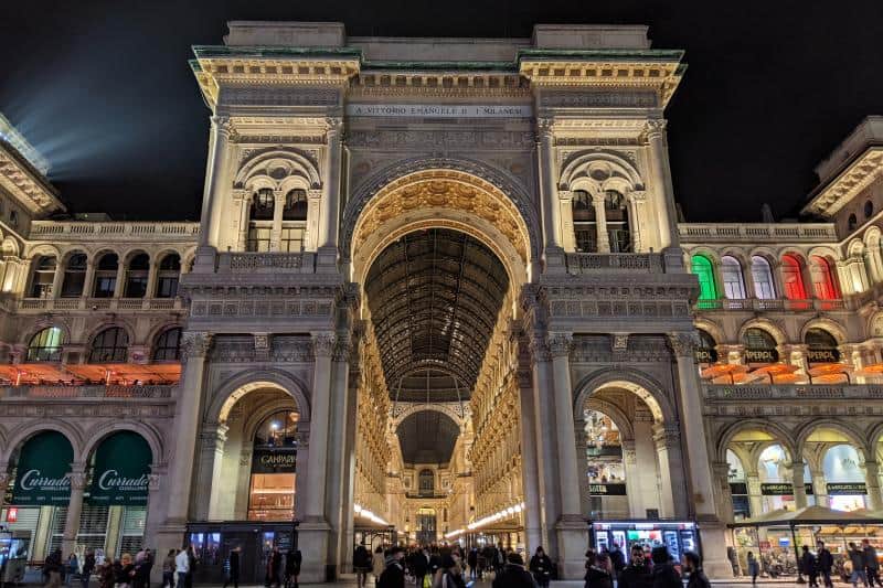 Triumphbogen der Galleria Vittorio Emanuele II, nächtlich beleuchtet