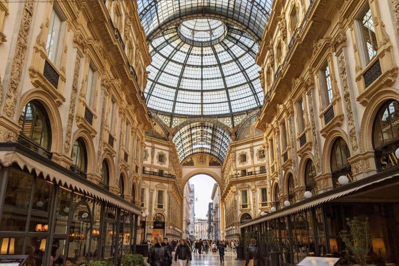 Ladenpassage der Galleria Vittorio Emanuele II mit stuckverzierten Fassaden und Glasdach