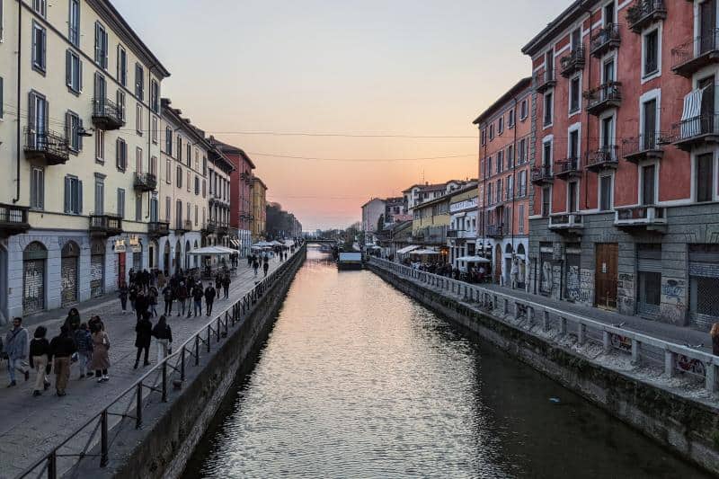 Abenddämmerung über dem Naviglio Grande in Mailand