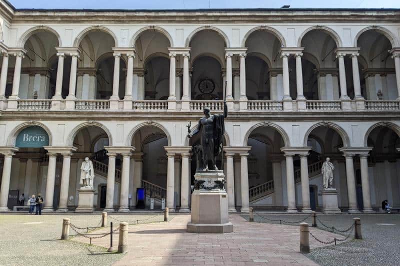 Innenhof mit Statue in der Pinacoteca di Brera in Mailand