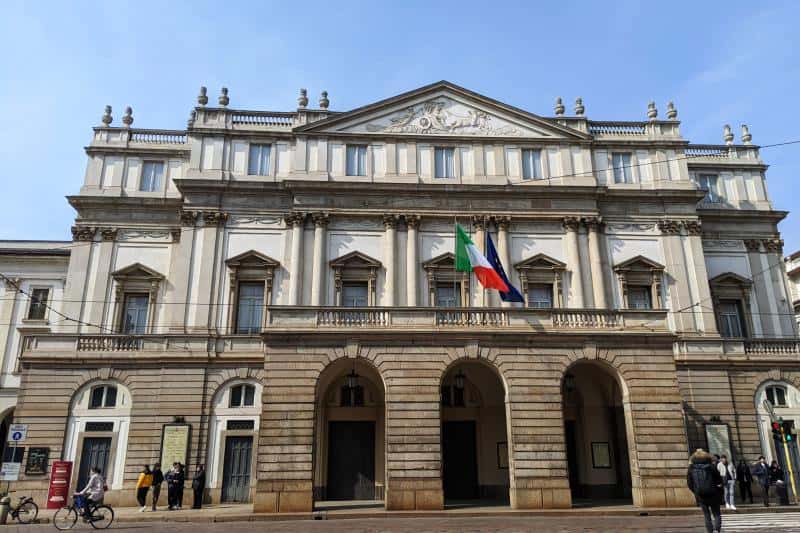 Frontansicht des Teatro alla Scala in Mailand