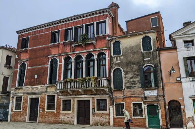 Rote Fassade eines Hauses auf dem Campo Santa Margherita in Venedig