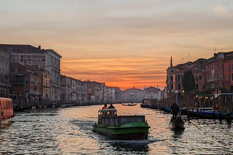 Sonnenuntergang über dem Canal Grande in Venedig