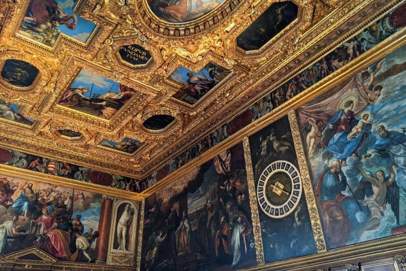goldverzierte Decke im Dogenpalast in Venedig