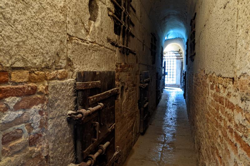 Verliestüren in einem Gefängnisgang im Dogenpalast