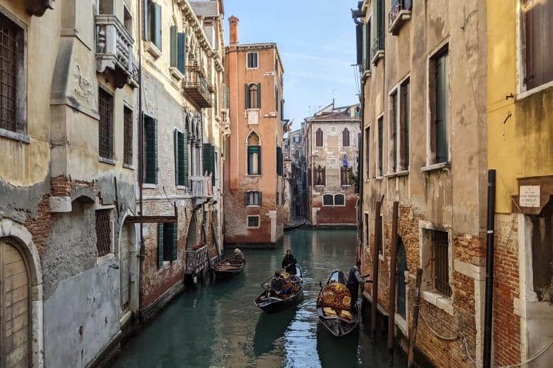 Schmaler Kanal mit verfallenen Häusern im Viertel San Marco in Venedig